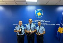 Tre policët e Podujevës nderohen me medalje për shpëtimin e jetës
