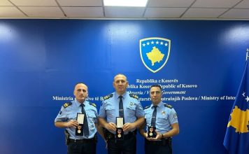 Tre policët e Podujevës nderohen me medalje për shpëtimin e jetës