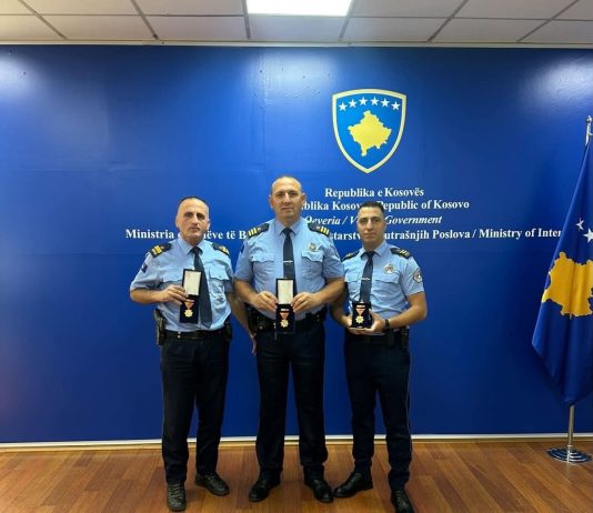 Tre policët e Podujevës nderohen me medalje për shpëtimin e jetës