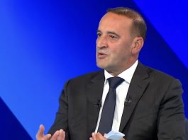 Daut Haradinaj thotë se një bashkëpunëtor i Serbisë u takua në Dubai: “E di që AKI-ja po e ndjek”