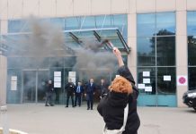 “QIKA” me aksion tek ministria e Donika Gërvallës, kërkojnë dorëheqjen e saj