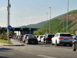 Vazhdojnë kolonat e gjata në Merdarë, deri në 3 orë pritje