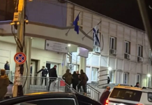Momenti kur Albert Sylaj u dorëzua në stacion policor i prangosur, pas arrestimit diku në malet e Deçanit