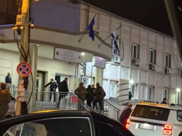 Momenti kur Albert Sylaj u dorëzua në stacion policor i prangosur, pas arrestimit diku në malet e Deçanit