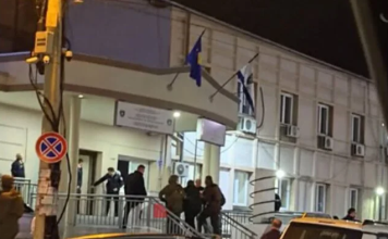 Momenti kur Albert Sylaj u dorëzua në stacion policor i prangosur, pas arrestimit diku në malet e Deçanit