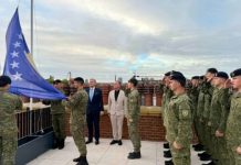 Ushtarët e FSK-së ngrisin flamurin e Kosovës në Ambasadën në Londër