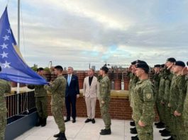 Ushtarët e FSK-së ngrisin flamurin e Kosovës në Ambasadën në Londër