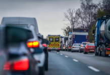 Nuk ia lëshoi rrugën ambulancës për 6 kilometra, 36-vjeçari në Gjermani dënohet me mbi 13 mijë euro gjobë