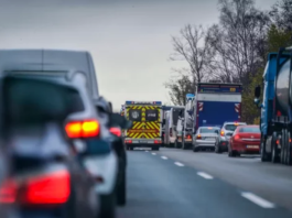 Nuk ia lëshoi rrugën ambulancës për 6 kilometra, 36-vjeçari në Gjermani dënohet me mbi 13 mijë euro gjobë