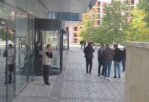 Anëtarë të familjes Geci shihen te pallati i drejtësisë, pas pak seanca për kërkesën e Prokurorisë për paraburgim